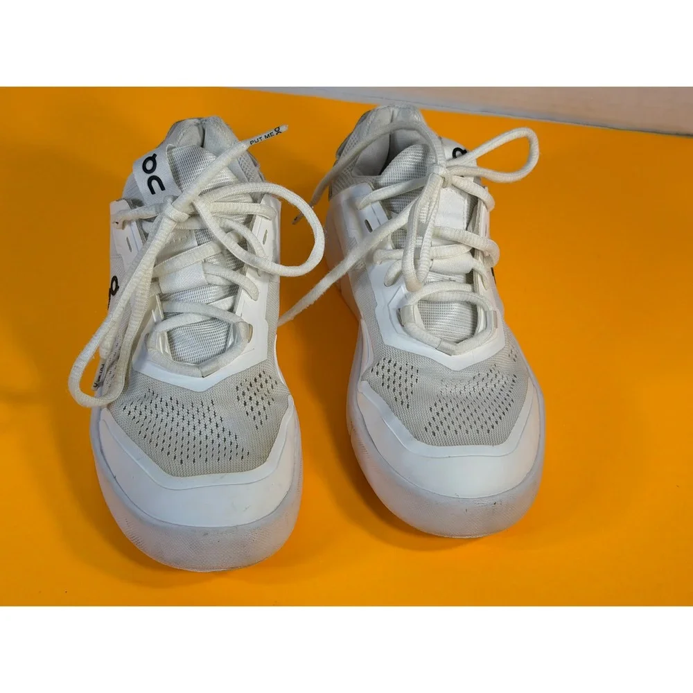On Cloud THE ROGER Clubhouse White Silver Sneakers Womens Size 6 3WD11480482